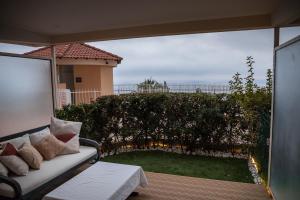 Superb Studio with incredible view and pool tesisinde bir balkon veya teras