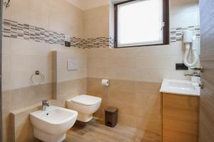 リヴィーニョにあるChalet Raggio di Soleのトイレと洗面台付きのバスルーム