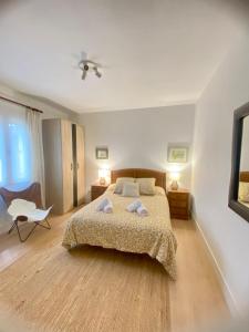 Un dormitorio con una cama con dos toallas encima. en APARTAMENTOS TURÍSTICOS WAMBALORE, en Pampliega