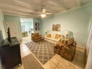 Posezení v ubytování SandyToes B Beach bikes pool & Fun