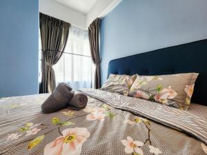 a bedroom with a bed with flowers on it at Southville Luxury Savanna Executive 3Bedroom in Kampung Dengkil +51 photos