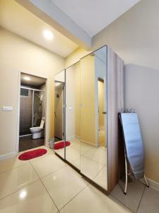 a bathroom with a glass shower and a toilet at Southville Luxury Savanna Executive 3Bedroom in Kampung Dengkil