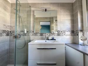 a bathroom with a sink and a shower at Appartement T2 spacieux en plein coeur de Lorient in Lorient