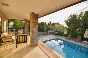 Bazén v ubytování villa almond nebo v jeho okolí + 6 fotografií