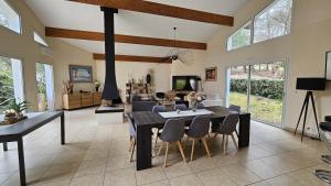 Μια τηλεόραση ή/και κέντρο ψυχαγωγίας στο Family villa with pool