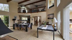 Χώρος καθιστικού στο Family villa with pool
