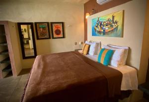 une chambre avec un grand lit avec des oreillers dans l'établissement Casablanca Guest House - Adults Only - Starlink Internet!, à Zipolite 31 autres photos