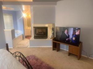 TV a/nebo společenská místnost v ubytování Comfy Master Room