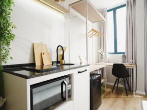 una cucina con lavello e fornello di Apê Santos Praia do Gonzaga a Santos Altre 57 foto