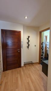 Habitación con puerta de madera y suelo de madera. en Apartamento céntrico O Castelo, en Pobra do Caramiñal