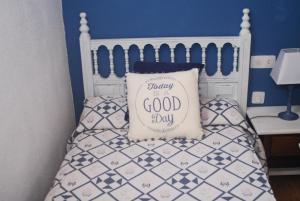 Una cama con una almohada que dice que la fidelidad es un buen tipo en Hostal Puente Deva, en Espinama