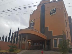 a building with a sign that reads the magic inn at Hotel Don Ruben in Chihuahua