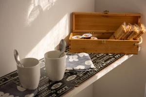 Příslušenství pro přípravu čaje a kávy v ubytování Cozy room in the heart of Como
