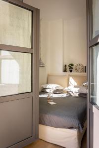 Postel nebo postele na pokoji v ubytování Cozy room in the heart of Como