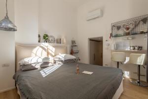 Postel nebo postele na pokoji v ubytování Cozy room in the heart of Como