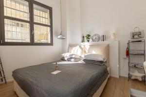 Postel nebo postele na pokoji v ubytování Cozy room in the heart of Como