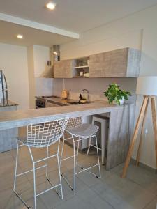 Køkken eller tekøkken på mstudio I Monoambiente VIRA