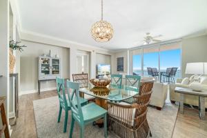 una sala da pranzo e un soggiorno con tavolo e sedie di Indigo Unit 702E a Pensacola