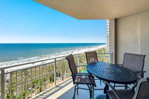 balcone con tavolo, sedie e spiaggia di Indigo Unit 702E a Pensacola