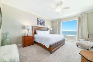 una camera da letto con un letto e una finestra con vista sull'oceano di Indigo Unit 702E a Pensacola