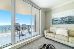 un soggiorno con divano e vista sull'oceano di Indigo Unit 702E a Pensacola