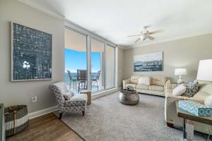 un soggiorno con un divano e una sedia di Indigo Unit 702E a Pensacola Altre 57 foto