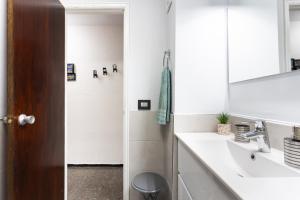 A bathroom at Home2Book Candemar Ocean View