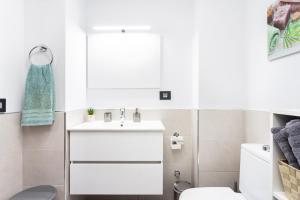 A bathroom at Home2Book Candemar Ocean View