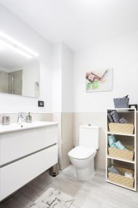 A bathroom at Home2Book Candemar Ocean View