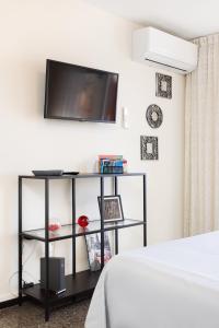 A television and/or entertainment centre at Home2Book Candemar Ocean View