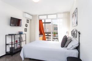 A bed or beds in a room at Home2Book Candemar Ocean View Még 30 kép