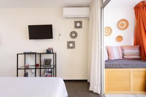 A bed or beds in a room at Home2Book Candemar Ocean View