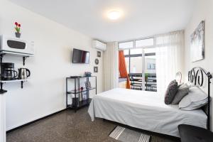 A bed or beds in a room at Home2Book Candemar Ocean View