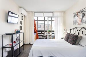 A bed or beds in a room at Home2Book Candemar Ocean View