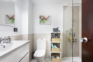 A bathroom at Home2Book Candemar Ocean View
