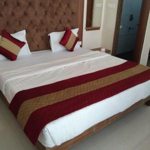 Postel nebo postele na pokoji v ubytování Shree 9NB Hotels, Pithampur