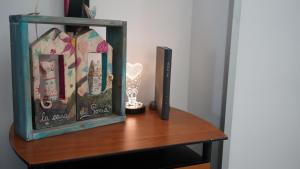 a wooden table with a clock and a speaker on it at B&B a casa di Sonia in Termoli