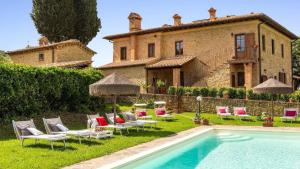 ヴォルテッラにあるLuxury Podere Colonica- Privacy, Exclusive Viewのヴィラ(家の前にスイミングプール付)
