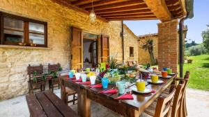 ヴォルテッラにあるLuxury Podere Colonica- Privacy, Exclusive Viewの木製テーブル