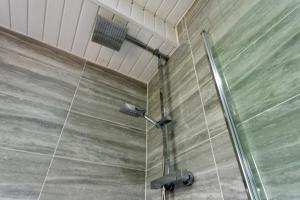 Galería fotográfica de Modern Double Room with Broadband, Private TV and seating area - Room 1 en Solihull