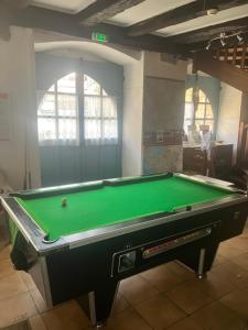 Meja biliard di Le gîte du gabarier