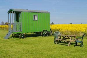 Gallery image of Shrublands Farm Shepherd's Hut in Sidestrand