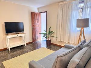 TV a/nebo společenská místnost v ubytování Apartamento térreo no coração da cidade