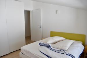 アルタ・テルメにあるsalviaの部屋にある白いシーツと枕が置かれたベッド