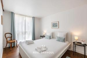 Posteľ alebo postele v izbe v ubytovaní Hypolite 3 New- Nice flat for 4 - 80 meters from the Port of Honfleur