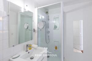 Kúpeľňa v ubytovaní Hypolite 3 New- Nice flat for 4 - 80 meters from the Port of Honfleur