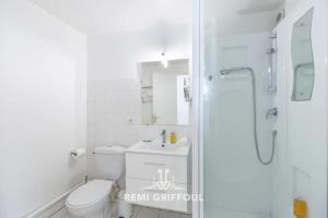 Kúpeľňa v ubytovaní Hypolite 3 New- Nice flat for 4 - 80 meters from the Port of Honfleur