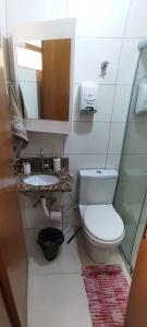 巴西利亚Studio Asa Sul 3 - 304的配有马桶、水槽和镜子的浴室