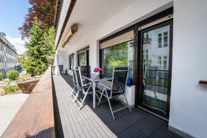 a balcony with a table and chairs on it at Haus Oliva Charmante FeWo in Top-Lage mit Balkon und Parkplatz in Bad Kissingen
