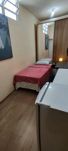 巴西利亚Studio Asa Sul 3 - 304的有两张床和一张桌子的房间